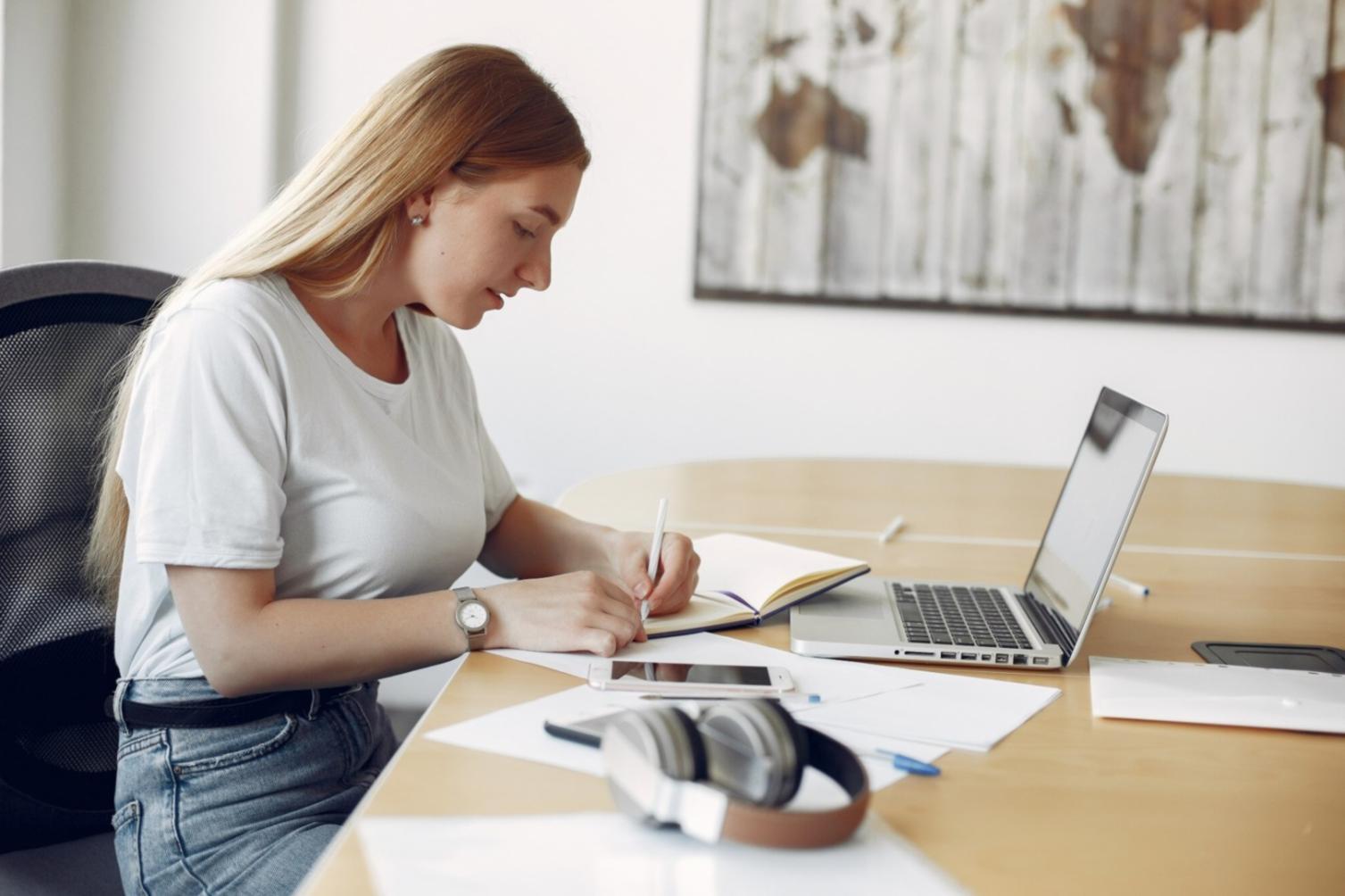 Uczestnicy programu rozwoju zawodowego podczas ceremonii zakończenia